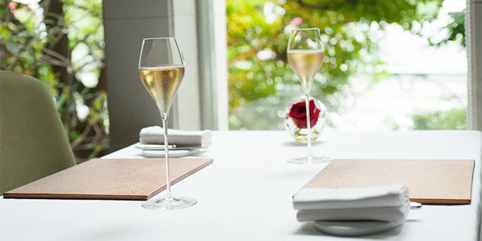 レストラン フウのテーブル席とワイングラス