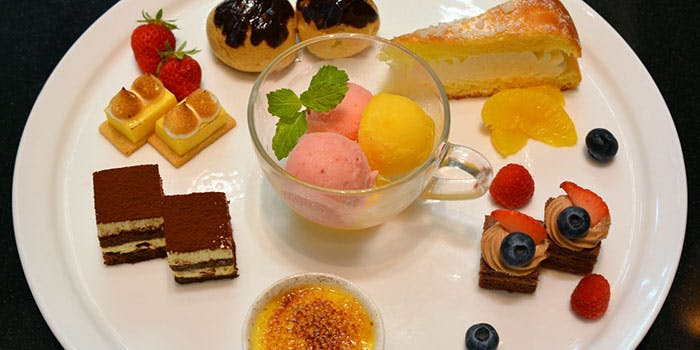 高級料理も好きなだけ！東京の人気ホテル「ランチビュッフェ」10選の画像