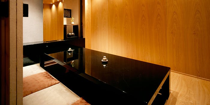 黒いテーブルのある寿司はせ川 西麻布店の個室