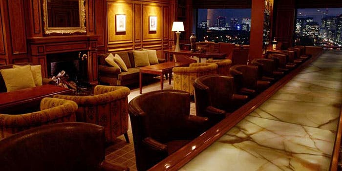 帝国ホテル東京の本館にあるレストランインペリアルラウンジアクアの内観