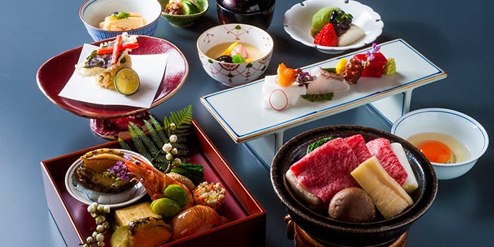 寿司やミニすき焼き、刺身、天ぷら、水菓子などの懐石料理