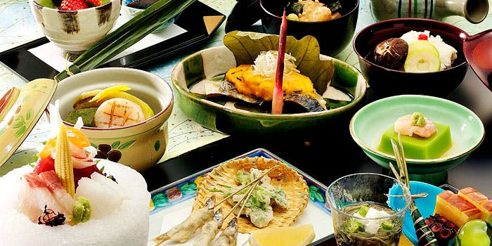 色とりどりの小鉢に入った和食
