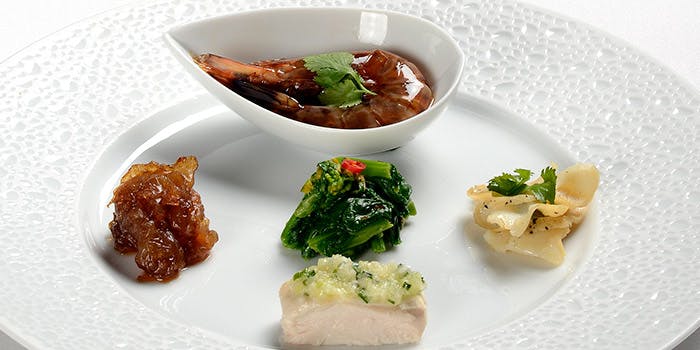 白の皿に5品の料理が盛られている