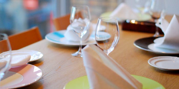 ワイングラスと平皿、ナプキンが立てられたテーブル