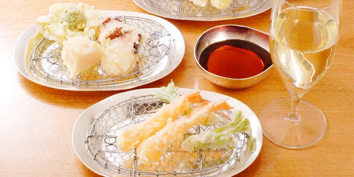 食器に盛られた、天ぷら