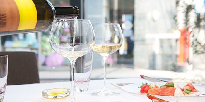 リストランテ ペガソのテーブル席とワイングラス