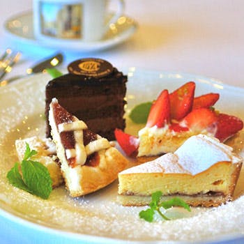 【スパークリングカクテル1杯付】ケーキ4種やジャンドゥイヤチョコレート&カフェの付いたティーセット!(2,700円)