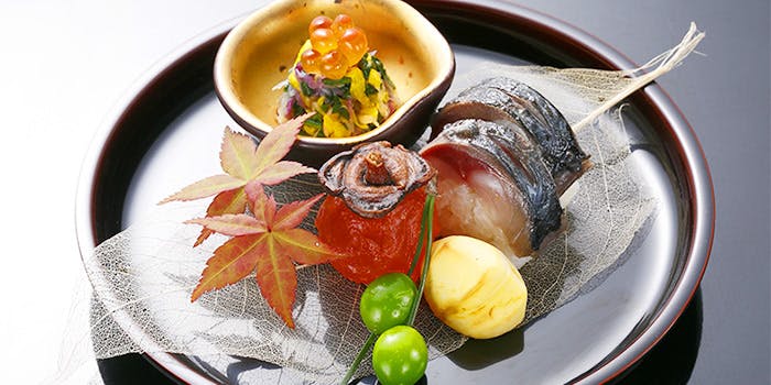 銀杏や栗、押し寿司などが美しく盛られた会席料理の一例。