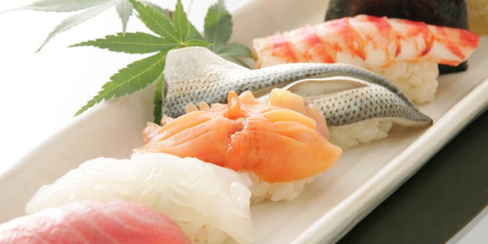 白いお皿に並べられた握り寿司