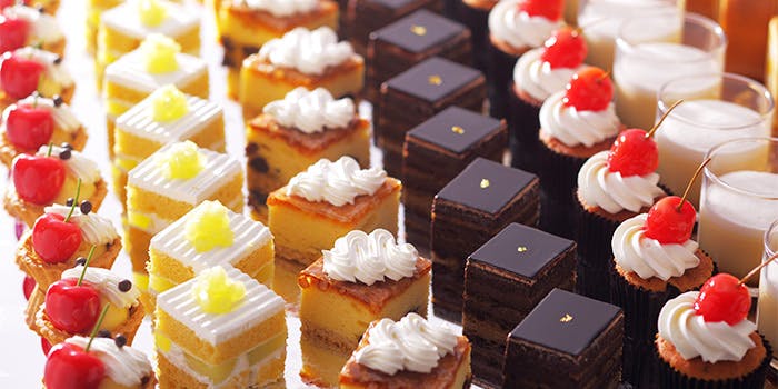 6種類のケーキやグラスデザートが整列している様子